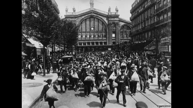 در پاریس، سفیر آلمان نامه اعلان جنگ آلمان به این کشور را تسلیم وزارت امور خارجه فرانسه کرد. نیروهای ذخیره فرانسه فراخوانده شدند