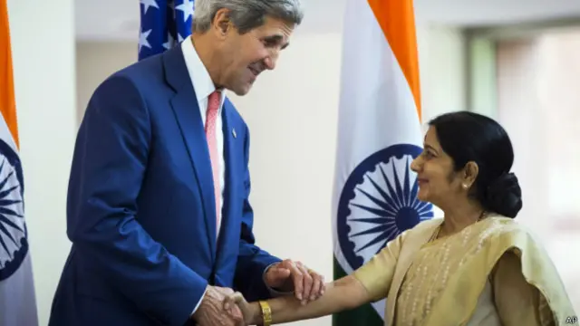 भारतीय विदेश मंत्री सुषमा स्वराज के साथ अमरीकी विदेश मंत्री जॉन कैरी.