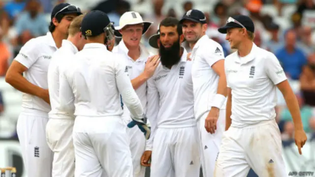 دا په تیر یوه کال او ۱۰ ټیسټ لوبو کې د انګلستان د کرېکټ ټیم لومړۍ بریا ده.