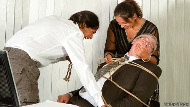 Empleados amarran a su jefe a una silla