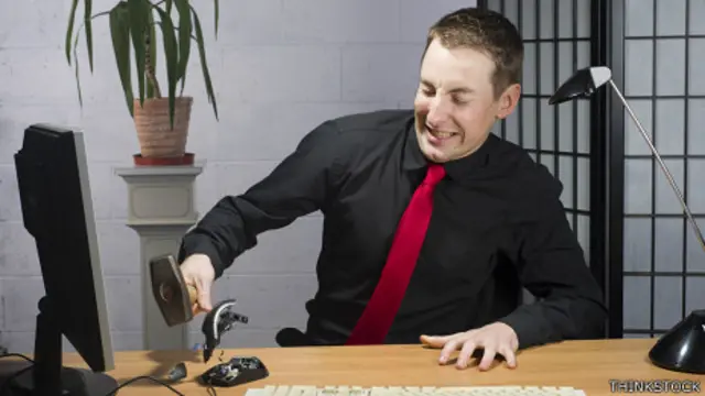 Empleado rompe computadora a mazazos.