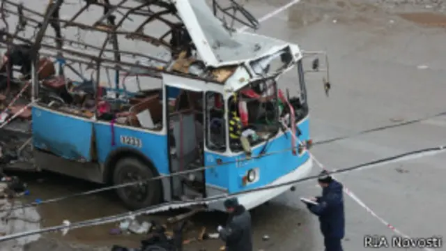 Следователи на месте подрыва троллейбуса в Волгограде