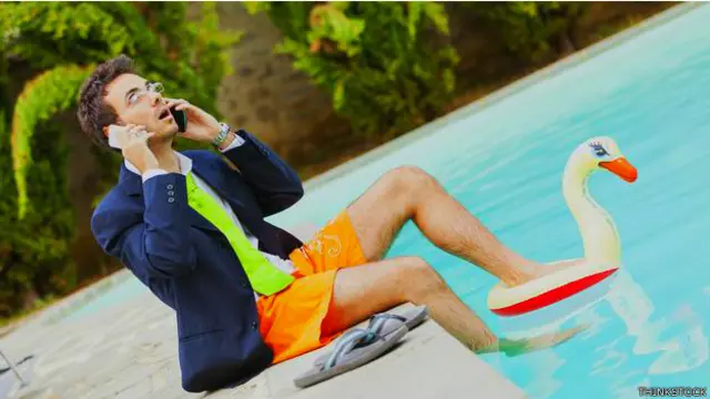 Al teléfono, con el trabajo, frente a la piscina