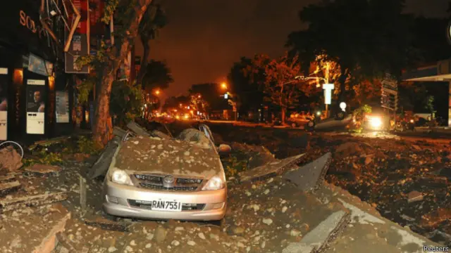 سماجی رابطوں کی ویب سائٹوں میں آنے والی تصاویر میں عمارتوں کو نذرِ آتش ہوتے اور سڑکوں کو پہنچنے والا شدید نقصان دیکھا جا سکتا ہے