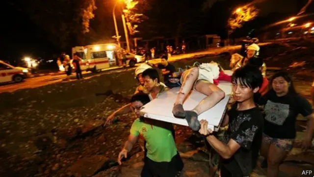 فرق الإنقاذ لا تزال تبحث عن ناجين تحت الأنقاض.