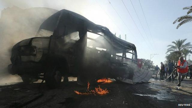 Bombero palestino y autobús incendiado