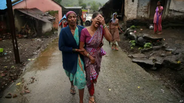 मालीन गांव में अपने परिजनों को खोने के बाद रोती एक महिला.