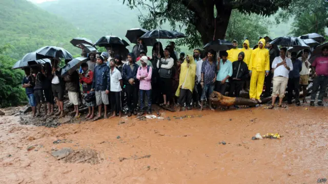 मालिन गांव में जमा लोग.