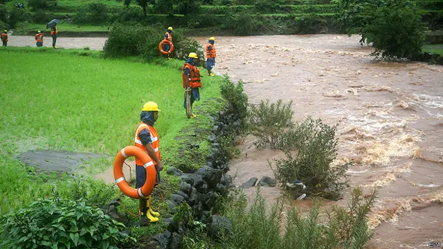 नदी में शवों की तलाश करते एनडीआरएफ़ के सदस्य.