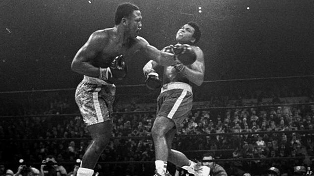 La llamada "Pelea del Siglo" tuvo lugar el marzo de 1971 en el Madison Square Garden de Nueva York. Alí perdió por decisión unánime ante el entonces campeón Joe Frazier. 
