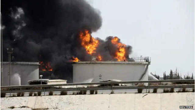 السلطات المختصة لا تزال تصارع لإخماد الحرائق في مخازن النفط.