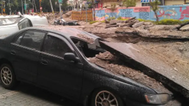 Le souffle des explosions a propulsé des voitures en l'air et déraciné plusieurs arbres... Des routes ont également été détruites.