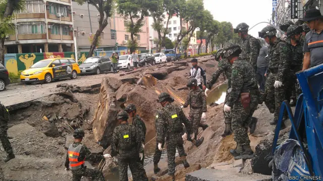 當局正派出救援人員和挖掘機在前鎮區發生的氣爆現場搜尋倖存者和現場清理