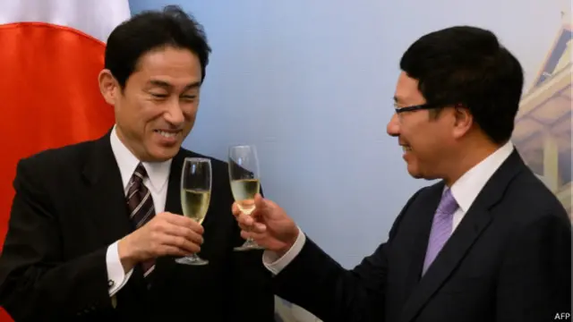 Hai ông Fumio Kishida và Phạm Bình Minh trong cuộc gặp tại Hà Nội