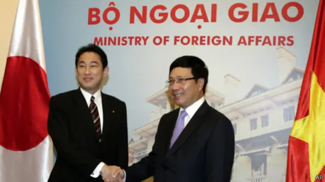 日本外相岸田文雄（左）與越南副總理兼外交部長範平明討論安保合作