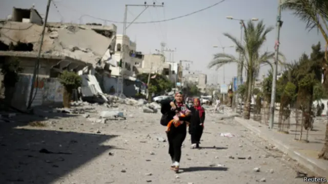 د غزې چارواکو ویلي چې یواځې د جمعې ورځې په بمبارۍ کې ۵۰ کسان ووژل شول.