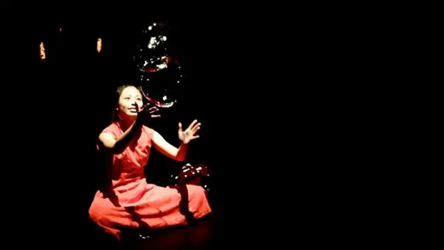 由肢體音符舞團帶來的《紅蛋》將東方的美學以及西方敘事性的技巧相互融合,編排出了充滿戲劇張力的舞蹈作品。(圖片提供:Jade and Artists Dance Troupe)