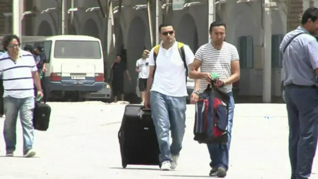 حثت تونس رعاياها على مغادرة ليبيا بأسرع وقت ممكن