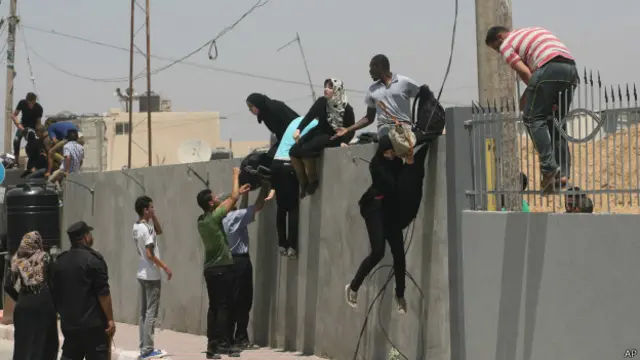 Palestinos intentan cruzar de Gaza a Egipto