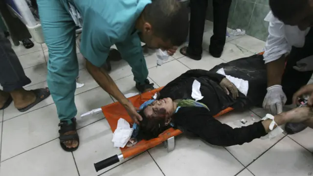 Associated Press haber ajansının servis ettiği bu fotoğrafta, İsrail'in Gazze Şeridi'nin güneyindeki Refah kentine düzenlediği saldırıda yaralanan Filistinli bir kadın görülüyor.