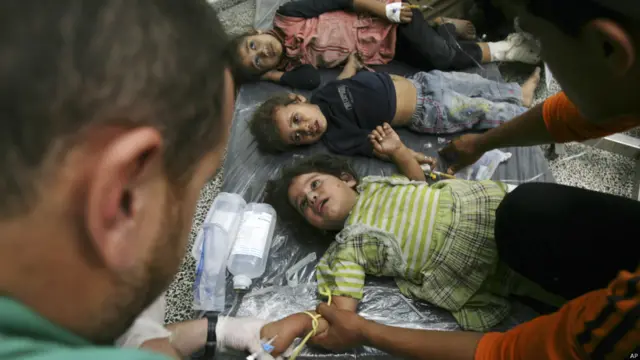 İsrail'in Refah'a düzenlediği saldırıda yaralananlar arasında çok sayıda çocuk da var. (Fotoğraf: AP)