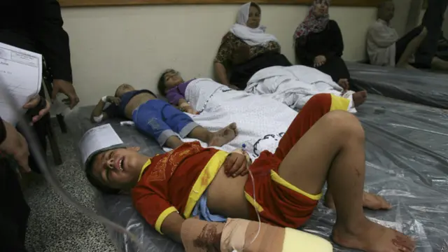 Ateşkesi bozan saldırıda yaralanan Filistinli çocuklar çevre hastanelere kaldırıldı. (AP)