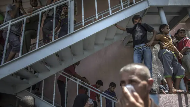 EPA'nın çektiği bu karede Gazze'nin Han Yunus bölgesindeki morg yakınlarında yakınlarını arayan Filistinliler görülüyor.