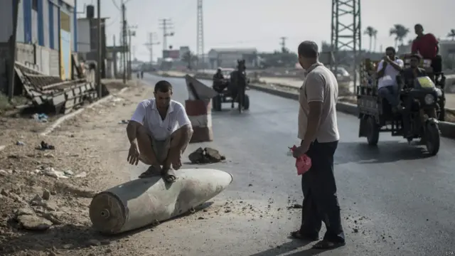 Gazze'nin Deir el Balah bölgesinde ateşkes yürürlükteyken sokağa çıkan Filistinliler, patlamamış bir savaş başlığı buldu. (EPA)