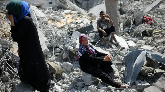 Beyt Hanun'lu El Kefarna ailesinin evleri de İsrail'in saldırılarında yerle bir olmuş. (EPA)