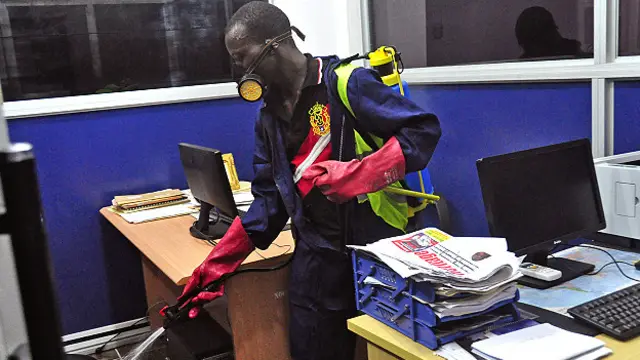 卫生工作者正在对工作场所消毒