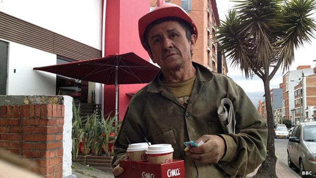 Un trabajador colombiano con dos vasos de café