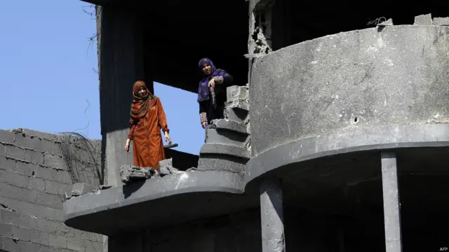 امدادی تنظیم آکسفیم نے ایک بیان میں کہا ہے کہ غزہ کی صورتحال قابو سے باہر ہوتی جا رہی ہے۔ سکولوں اور دیگر عمارتوں میں ساڑھے چار لاکھ لوگوں نے پناہ لے رکھی ہے اور ان جگہوں پر حالات کافی خراب ہیں۔ بہت سے لوگوں کو دن کا صرف تین لیٹر پینے کا صاف پانی مل رہا ہے۔