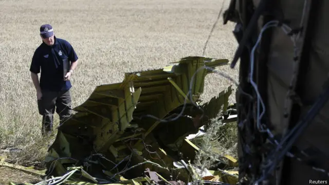 Эксперты на месте падения самолета