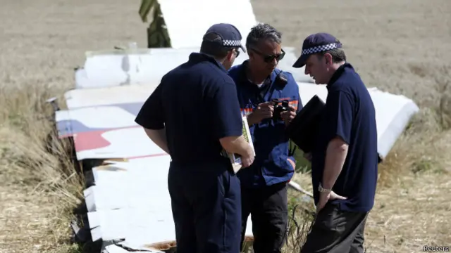 Эксперты на месте падения самолета