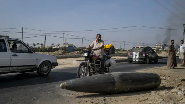 اسرائیل اور حماس کے درمیان 72 گھنٹوں کی جنگ بندی چند گھنٹے ہی برقرار رہ سکی اور اسرائیلی فوج نے آپریشن دوبارہ شروع کرتے ہوئے غزہ کے رہائشیوں کو تنبیہہ کی ہے کہ وہ باہر نہ نکلیں۔