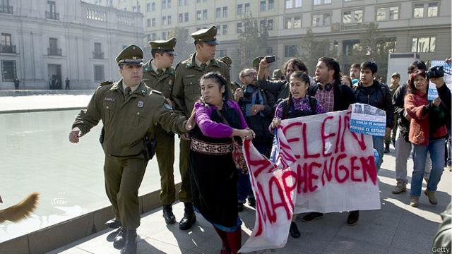 Carabineros reprimen protesta mapuche