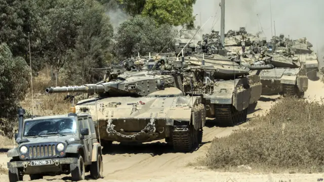 اسرائیل کی جانب سے غزہ پر حملوں کے خلاف غرب اردن میں غصہ بڑھ رہا ہے اور فلسطینیوں کی اسرائیلی فوجیوں کے ساتھ جھڑپیں ہوئی ہیں۔