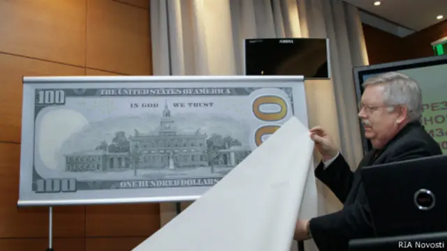 Джон Теффт в бытность послом н7а Украине в 2010 году представляет новый дизайн 100-долларовй банкноты