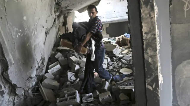 اسرائیل کے وزیرعظم نے امریکی وزیر خارجہ جان کیری سے ٹیلی فون پر رابطہ کیا ہے اور کہا ہے ’اسرائیل ان کے خلاف تمام ضروری اقدامات کرے گا جو ہماری تباہی اور ہمارے شہریوں کے خلاف دہشت گردی کے لیے آواز اٹھائیں گے۔‘ 