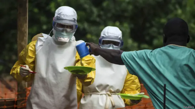 Врачи в скафандрах