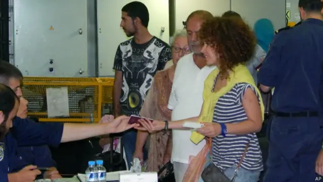 أرسلت اليونان سفينة إلى العاصمة الليبية لإجلاء رعاياها والمئات من الرعايا الأجانب من الأوروبيين والصينيين.