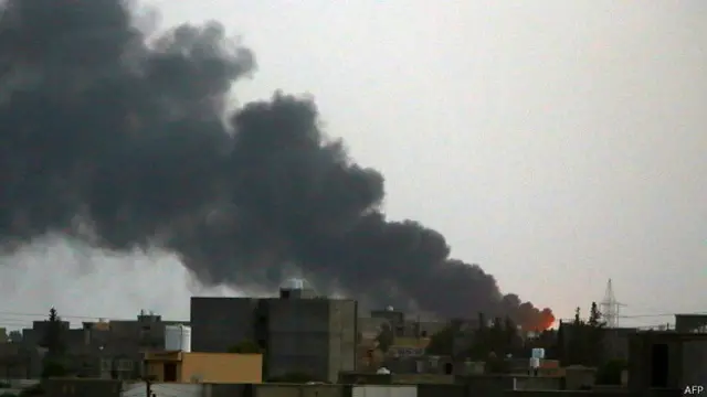 Una humareda sale de un depósito de combustible cerca del aeropuerto de Trípoli.