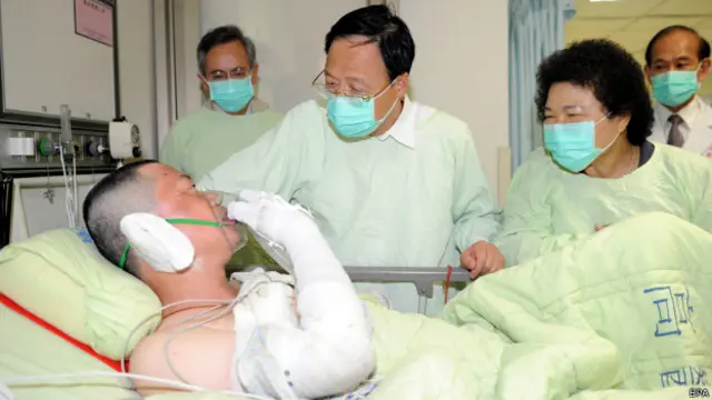 台灣行政院長江宜樺星期五在高雄市長陳菊的陪同下，前往高雄醫大附院探望傷者（01/08/2014）