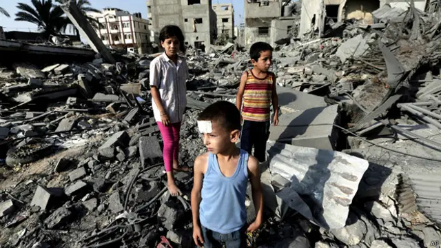 Puluhan rumah hancur akibat serangan udara Israel di Gaza. 