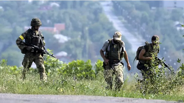 جنود اوكرانيون قرب لوغانسك شرقي اوكرانيا