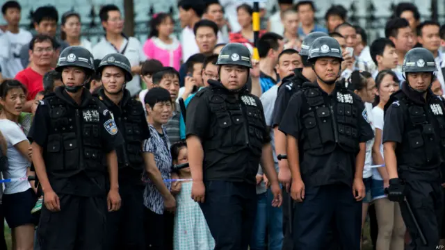 通往事故现场的道路已经被封锁。现场有许多焦急等待的家属，还有知道消息后赶来现场的昆山市民。当地警方正在现场维持秩序。
