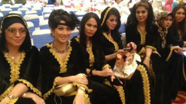 穿着入时的印尼名媛们组织慈善活动