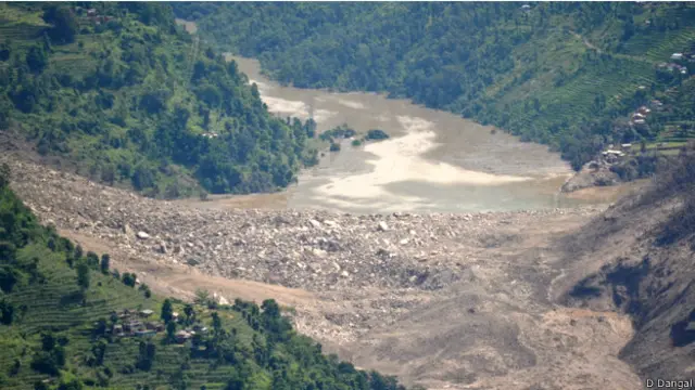 බොහෝ නිවාස පස් කන්දේ වැළලී ඇති බවයි පැවසෙන්නේ