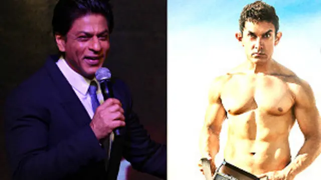 عامر خان ’پی کے‘ کے پہلے پوسٹر پر صرف ایک ٹرانسسٹر ریڈیو سے سترپوشی کرتے دکھائی دیے ہیں