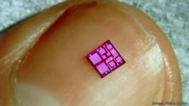 شريحة إلكترونية على إصبع